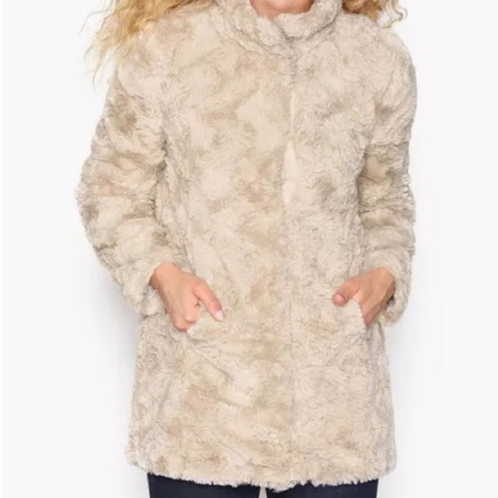 ⭐️
REVAMPED Faux Fur Jacket